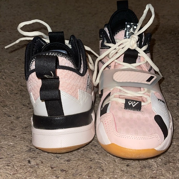 Size 8.5 Jordans / pale pink / lightly worn (excellent condition) - Picture 3 of 5